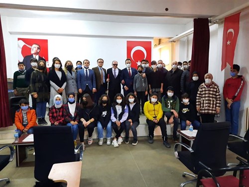 KARANLIK DÜNYASINI BİNLERCE KİŞİYE VERDİĞİ SEMİNERLERLE AYDINLATIYOR.